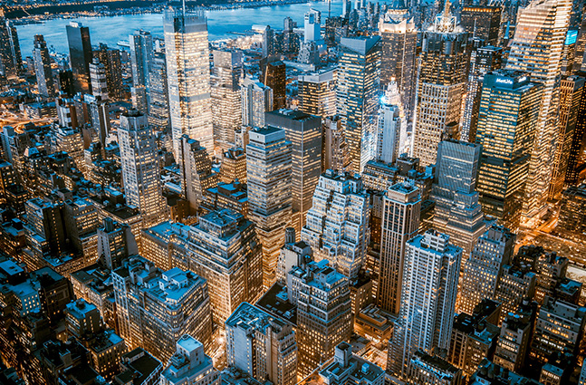 Prečo musí malý benzínový motor pri štartovaní potiahnuť vzduchové dvierka, ale auto nie?